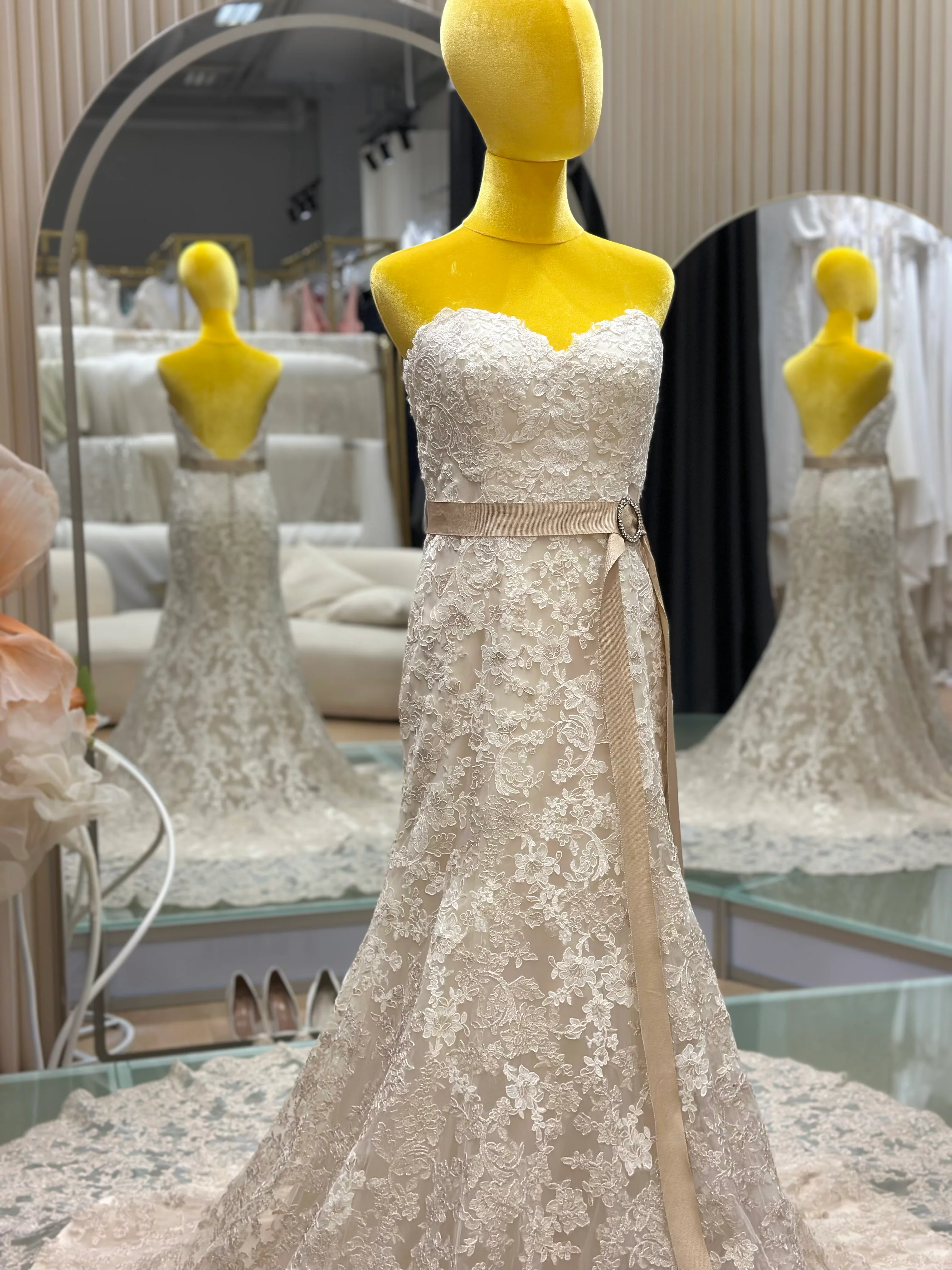 BG-WED-AME-10042 WEDDING GOWN LUX FABRIC FULL FABRIC LACE WITH BEADED SIZE S BUST 86-90 WAIST 70-72 HIP 100 - Image 3