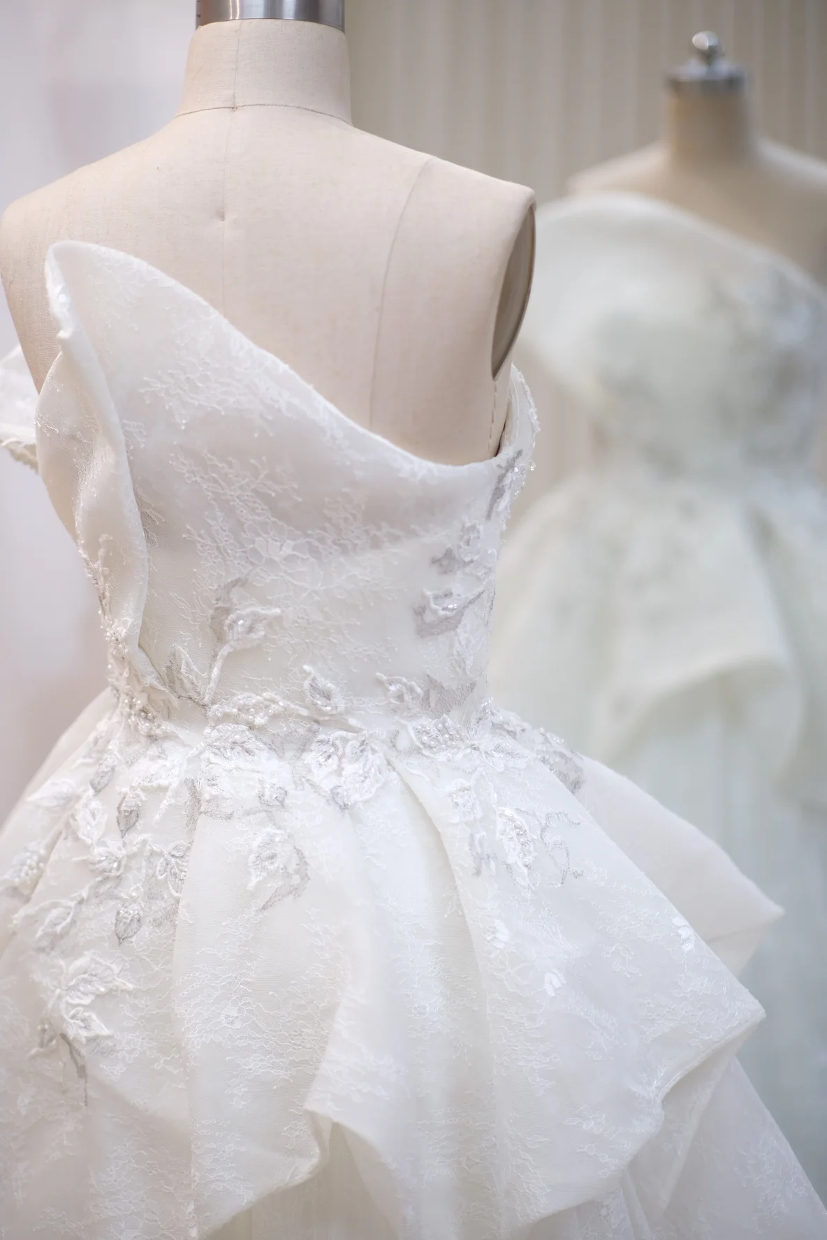 BG-WED-AME-10056 WEDDING GOWN LUX FABRIC FULL Fabric LACE WITH BEADED SIZE L BUST 88-90 WAIST 68-70 - Image 4