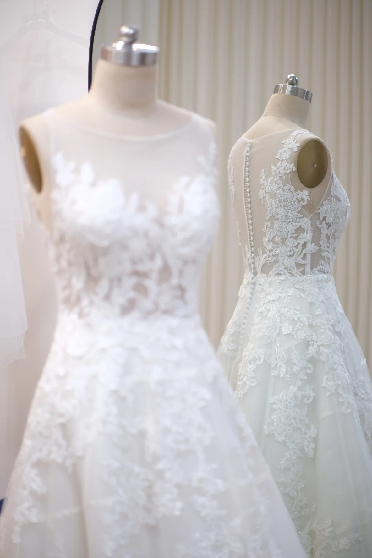 BG-WED-AME-10060 WEDDING GOWN LUX FABRIC Full Applique Lace WITH BEADED SIZE M BUST 84-86 WAIST 68-70 - Image 4