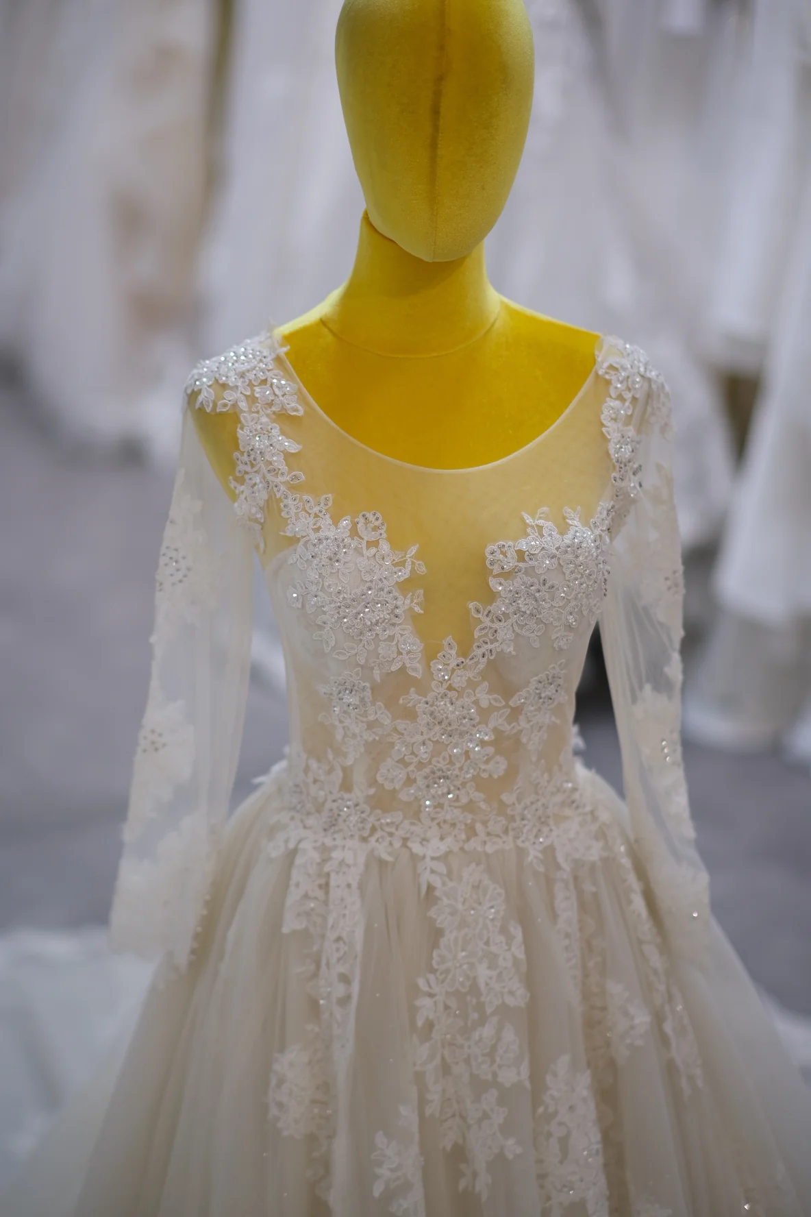 BG-WED-AME-10073 WEDDING GOWN PREMIUM FABRIC FULL LACE WITH BEADED SIZE S BUST 80-84 WAIST 64-68 HIPS 94 - Image 5