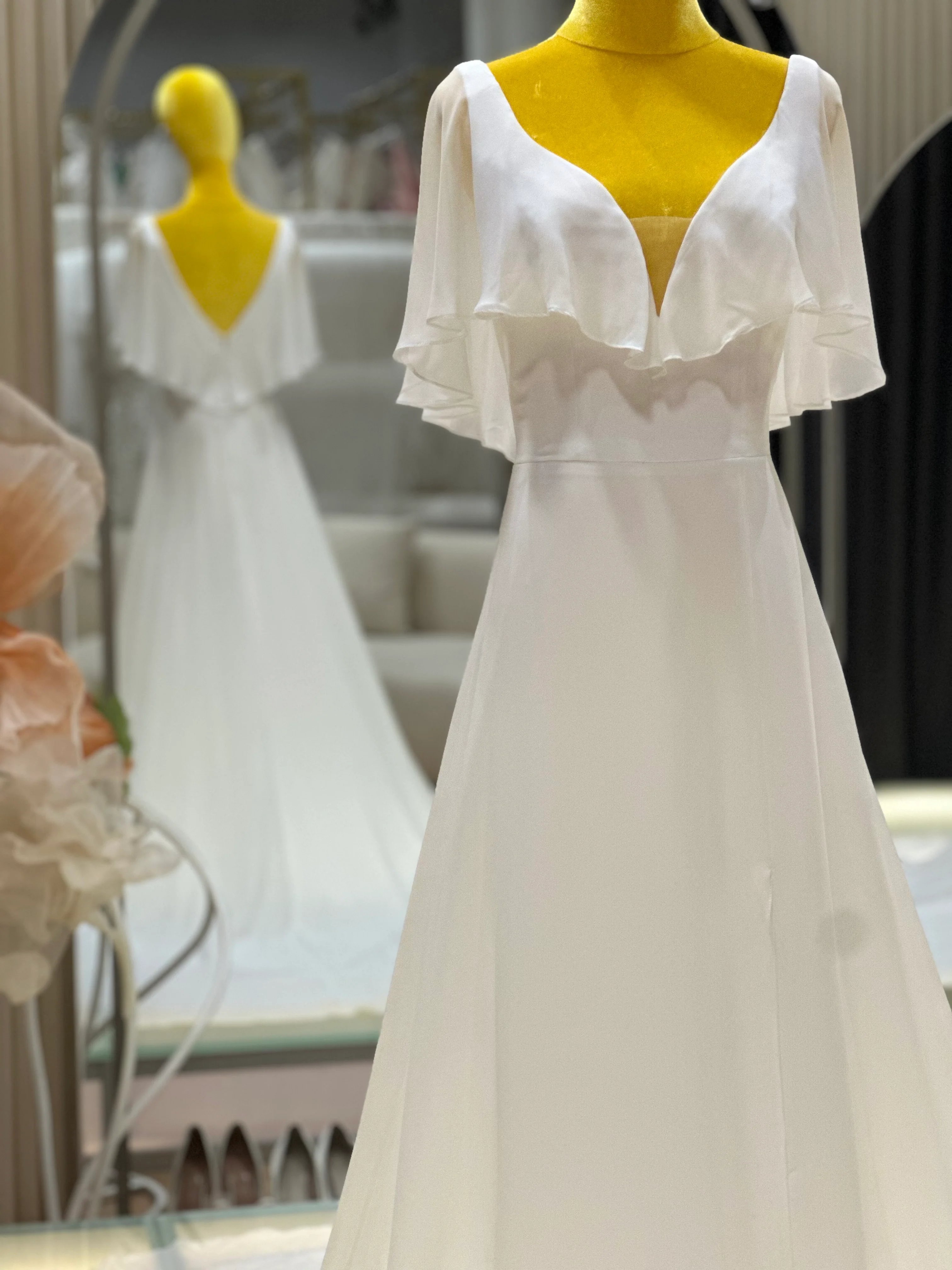 BG-WED-AME-10116 WEDDING GOWN FABRIC PLAIN WITH PLEATED SIZE M BUST 84 WAIST 69 - Image 4
