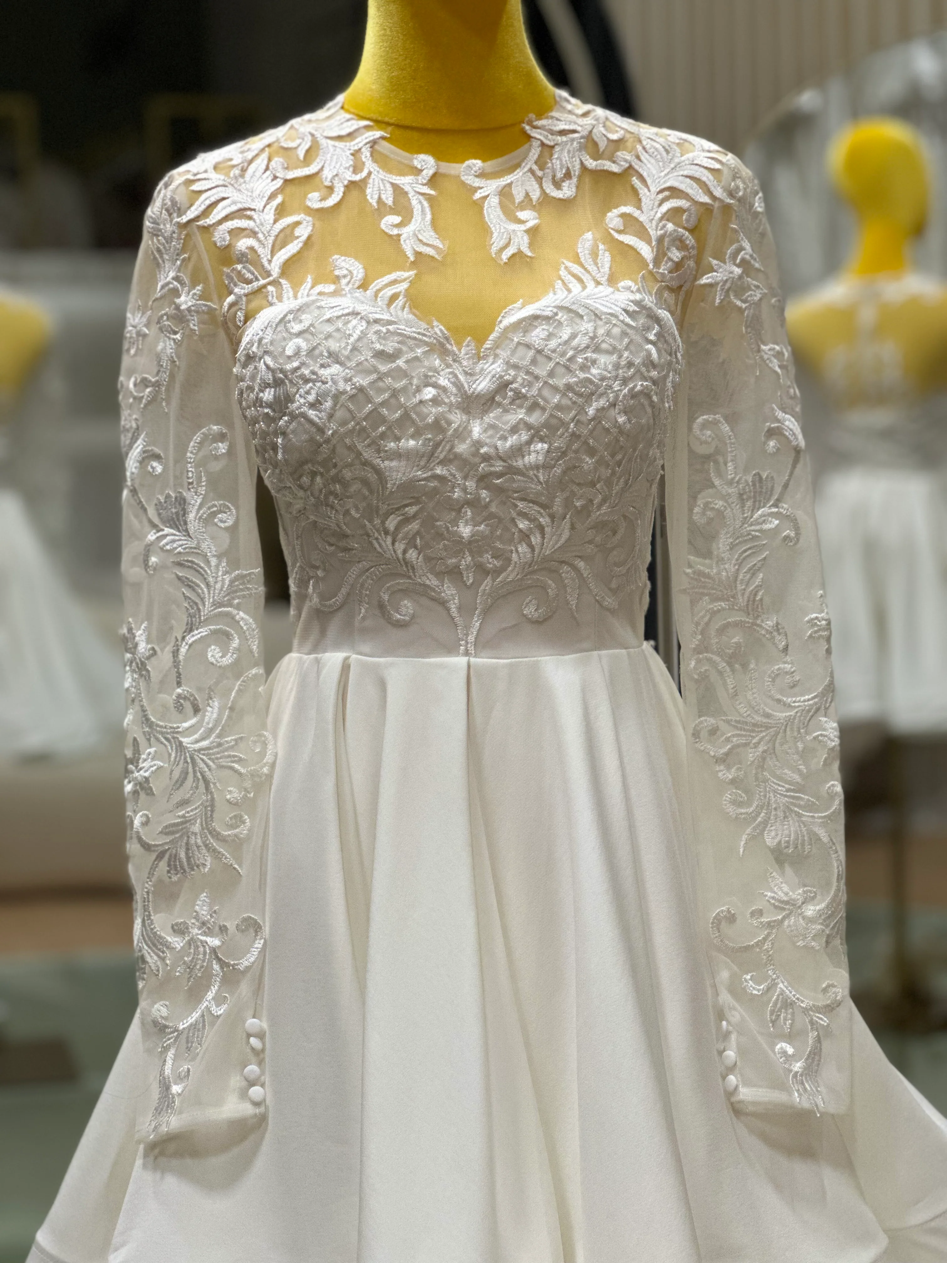 BG-WED-AME-10133 WEDDING GOWN LUX FABRIC HALF LACE WITH BEADED SIZE S BUST 80 WAIST 67 - Image 5