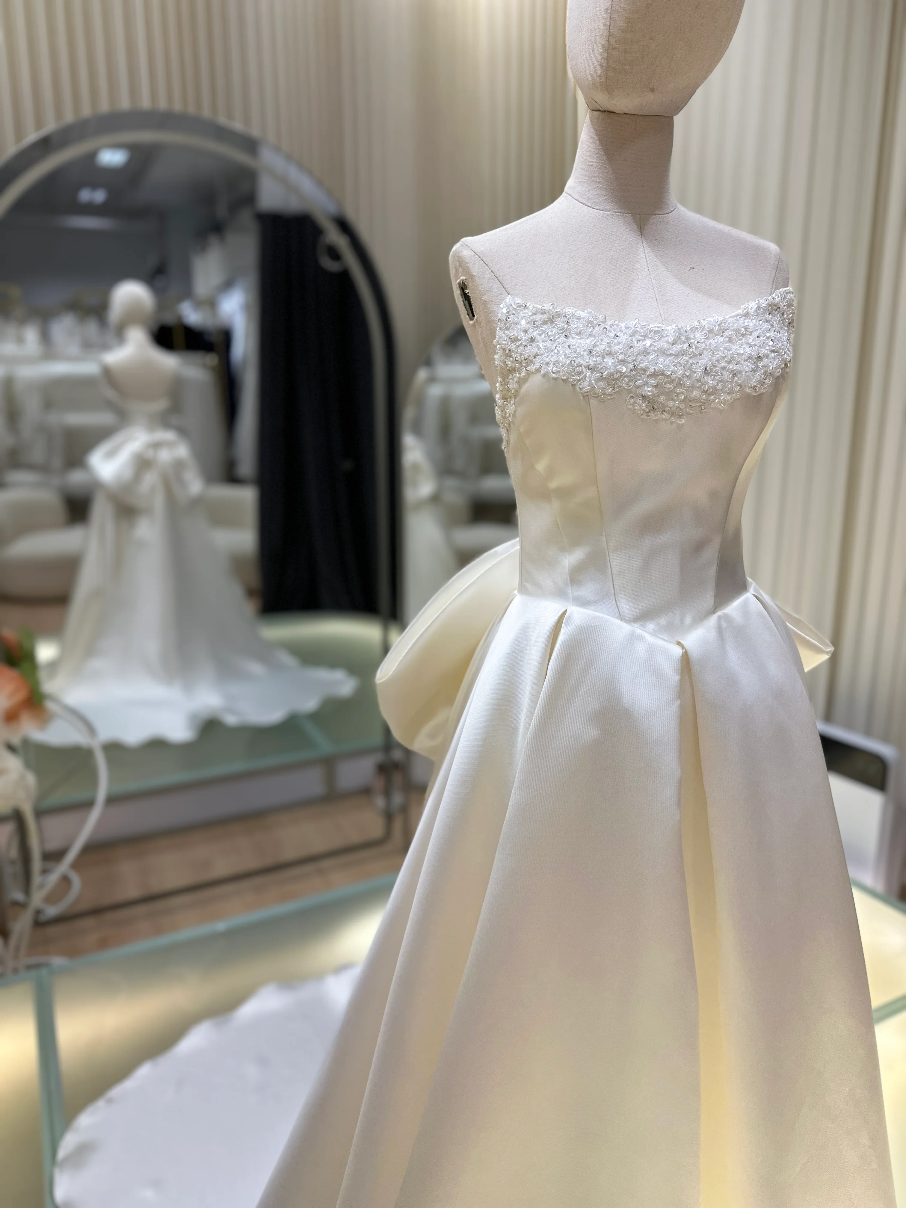 BG-WED-AME-10156 WEDDING GOWN LUX FABRIC HALF LACE WITH BEADS SIZE M-XL BUST 84-90 WAIST 68-76 - Image 3