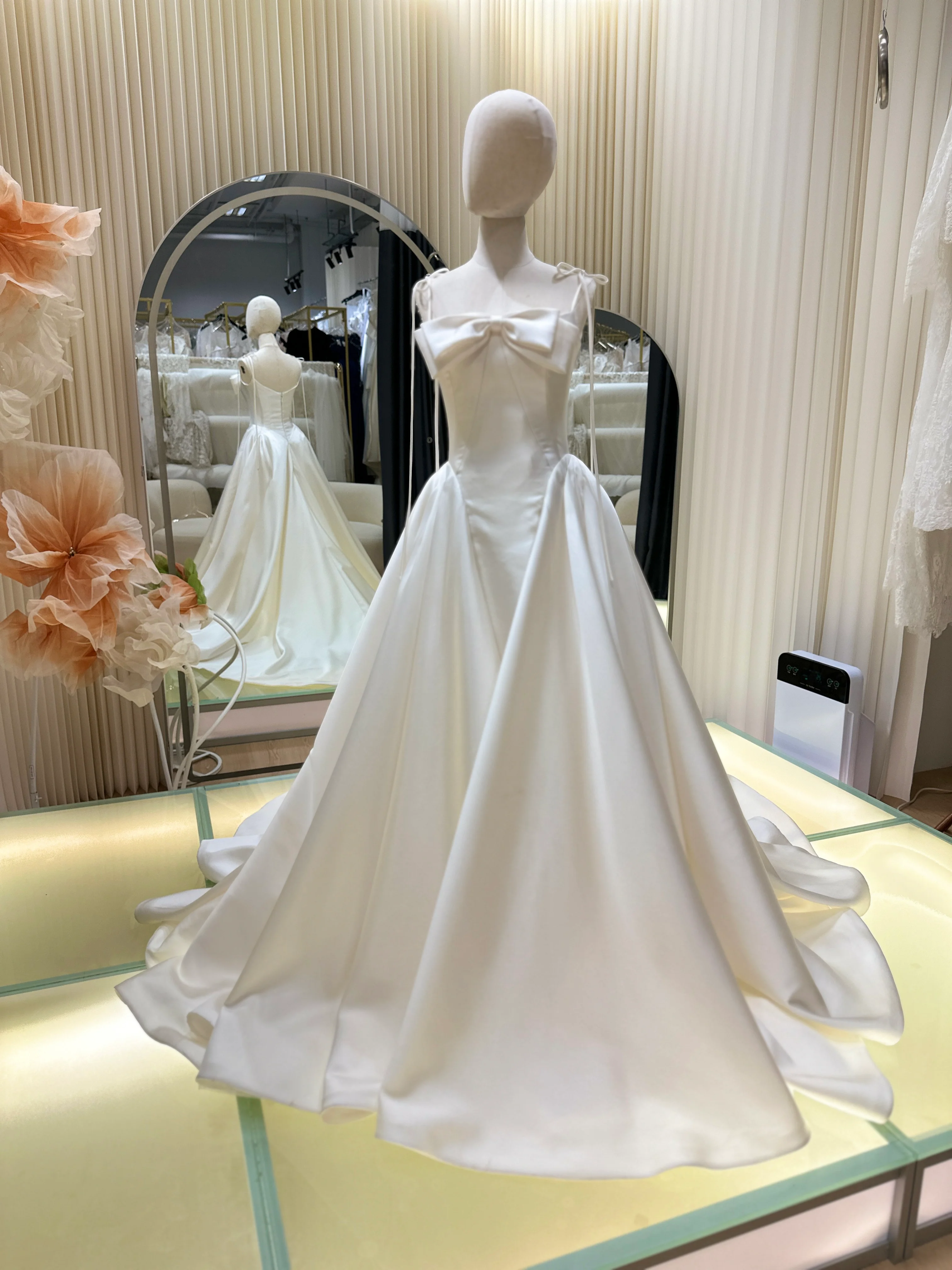 BG-WED-AME-10158 WEDDING GOWN LUX FABRIC PLAIN WITH BOW SIZE S BUST 82 WAIST 66 - Image 2
