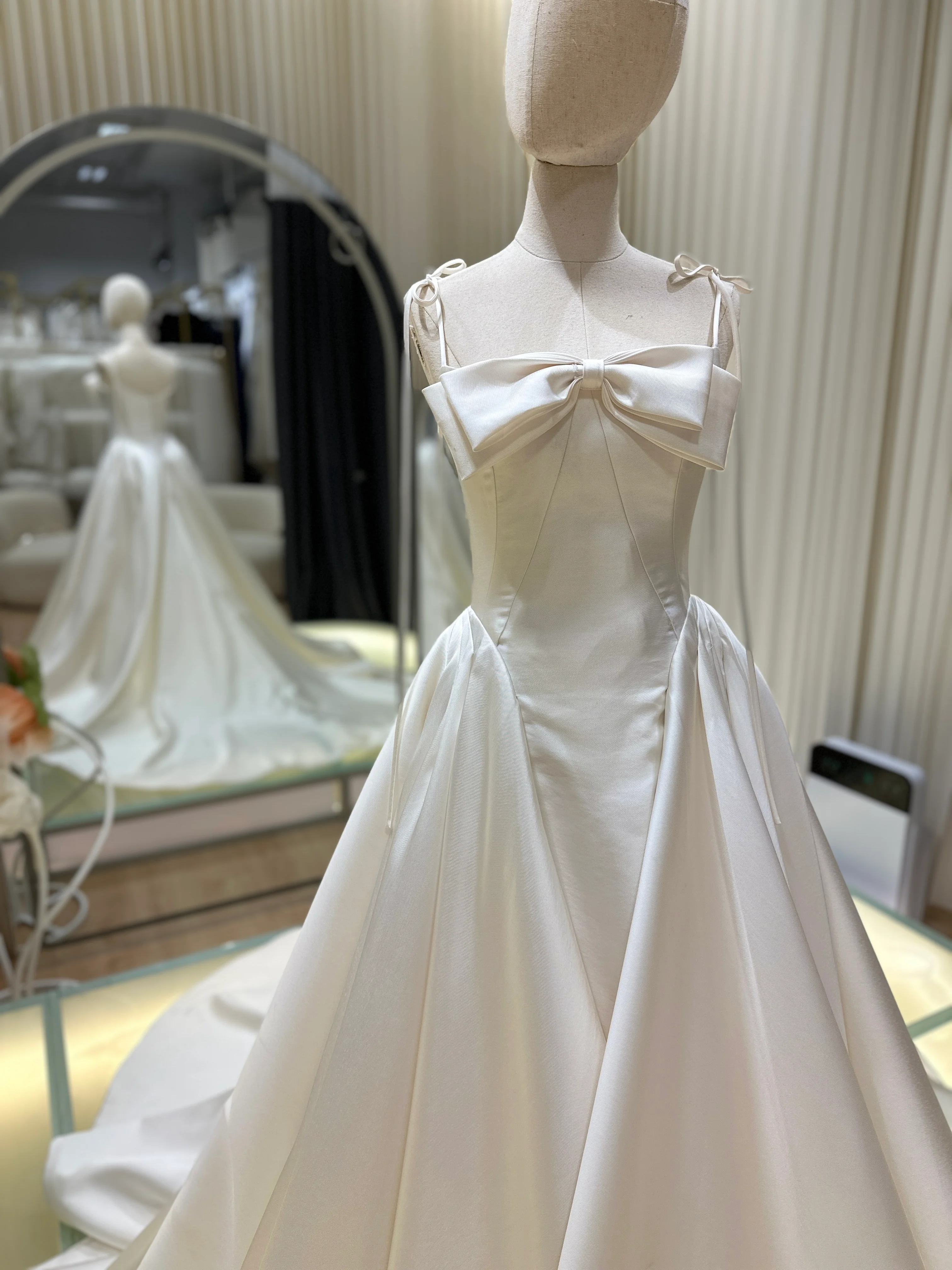 BG-WED-AME-10158 WEDDING GOWN LUX FABRIC PLAIN WITH BOW SIZE S BUST 82 WAIST 66 - Image 3
