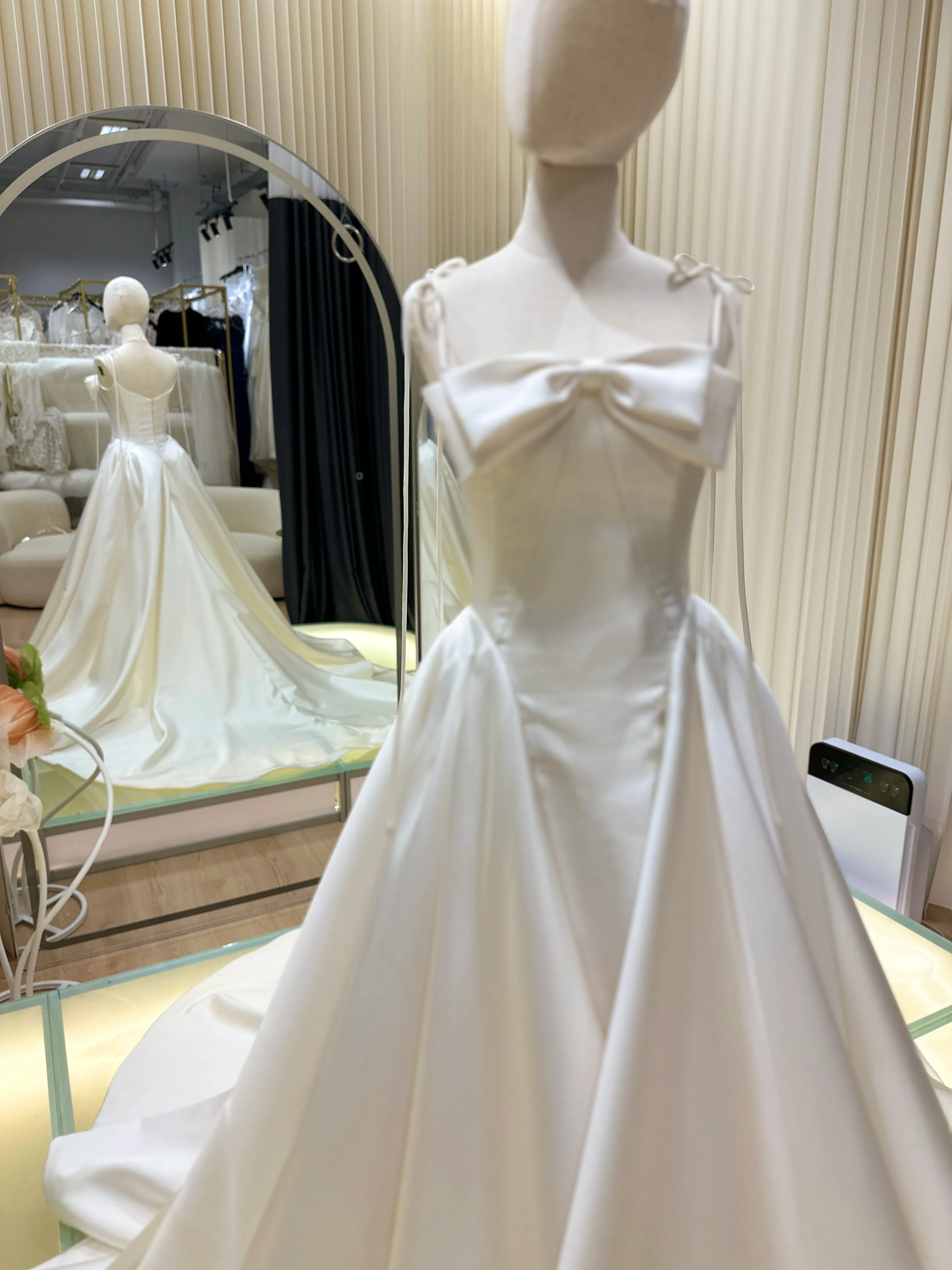 BG-WED-AME-10158 WEDDING GOWN LUX FABRIC PLAIN WITH BOW SIZE S BUST 82 WAIST 66 - Image 4