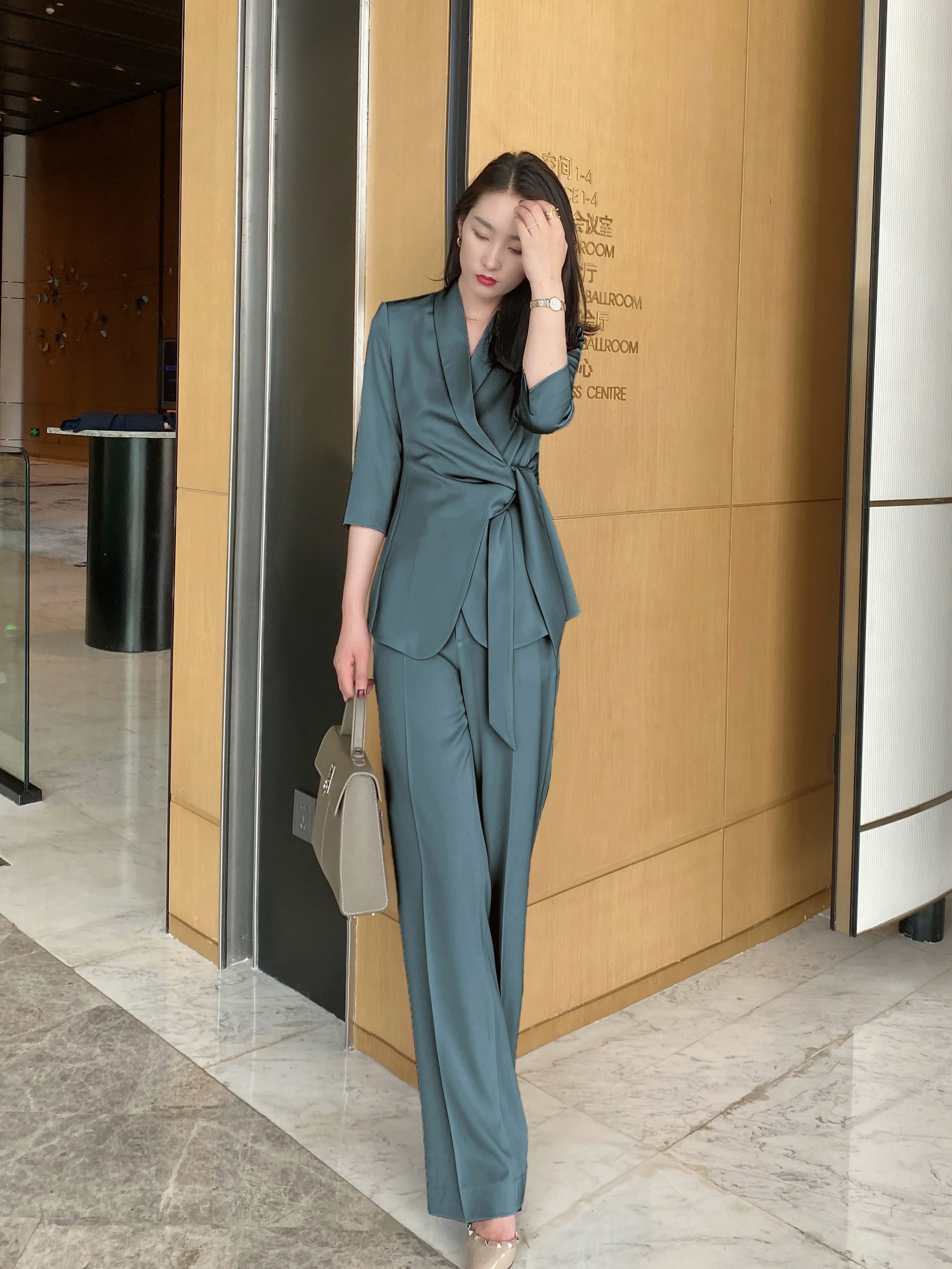 Elegant Green Fitted Classic Suit with Brace and Trousers - Image 4