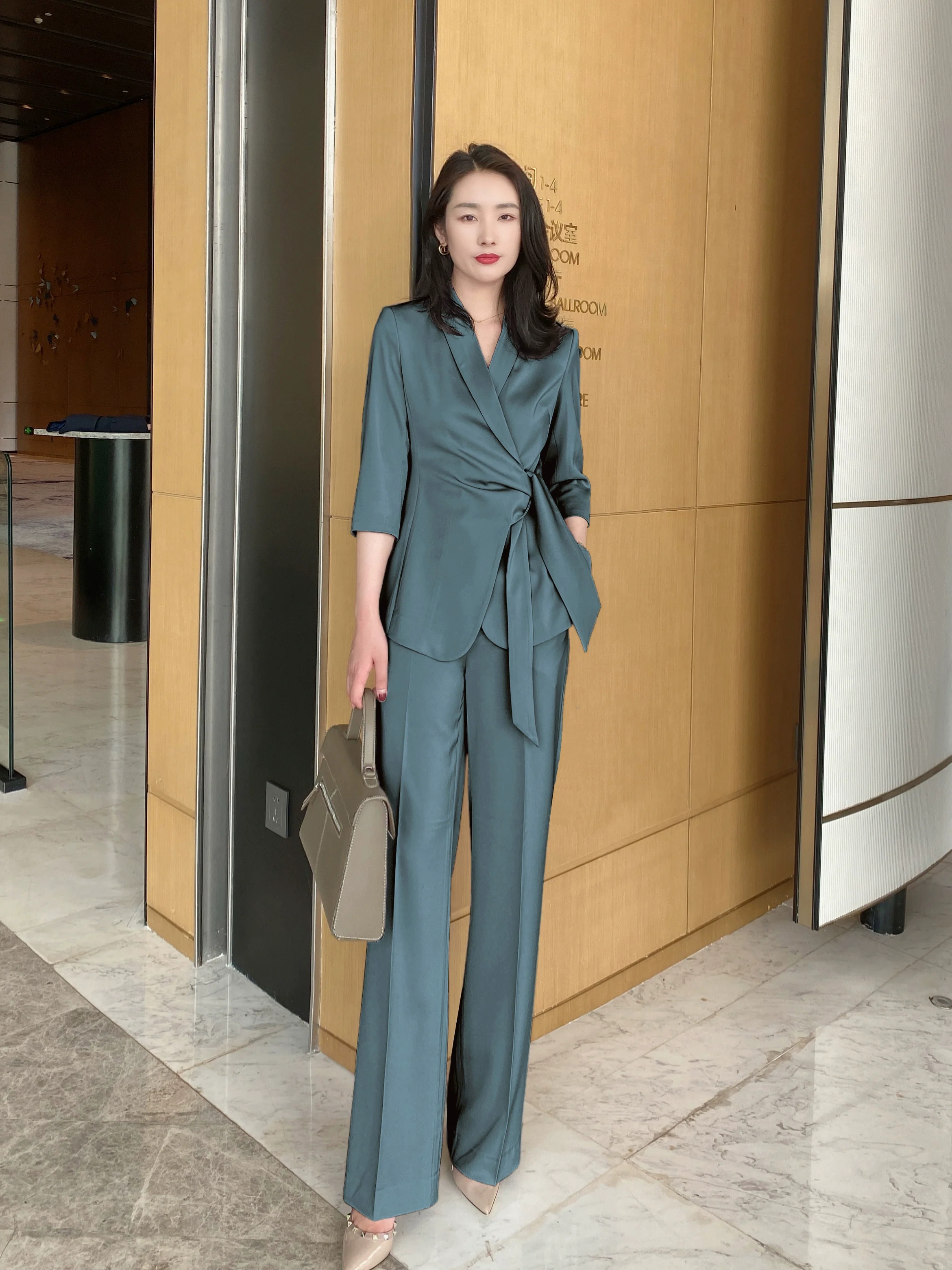 Elegant Green Fitted Classic Suit with Brace and Trousers - Image 5