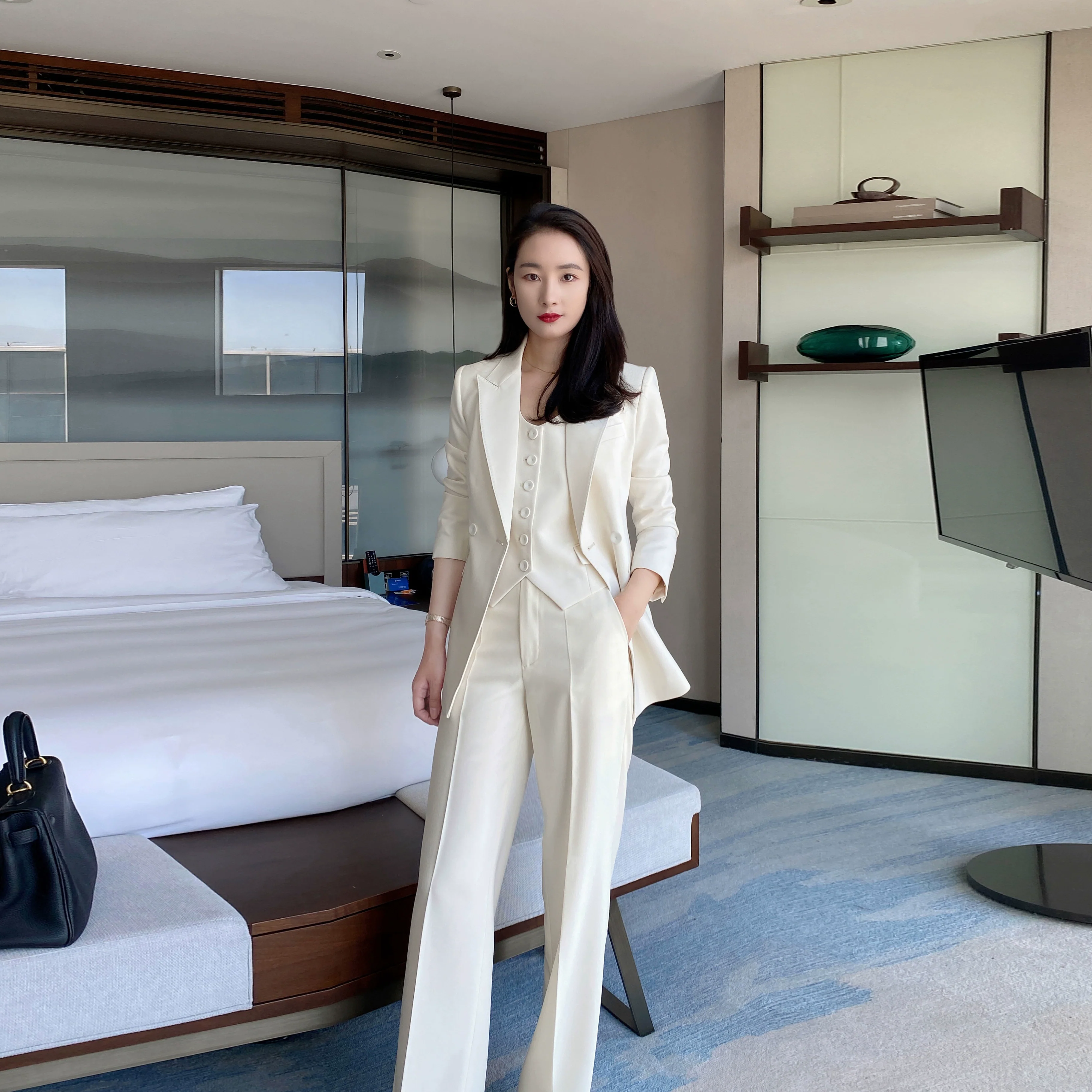 Elegant Off-White Slim-Fit 3-Piece Women's Suit Set for Professionals - Image 3