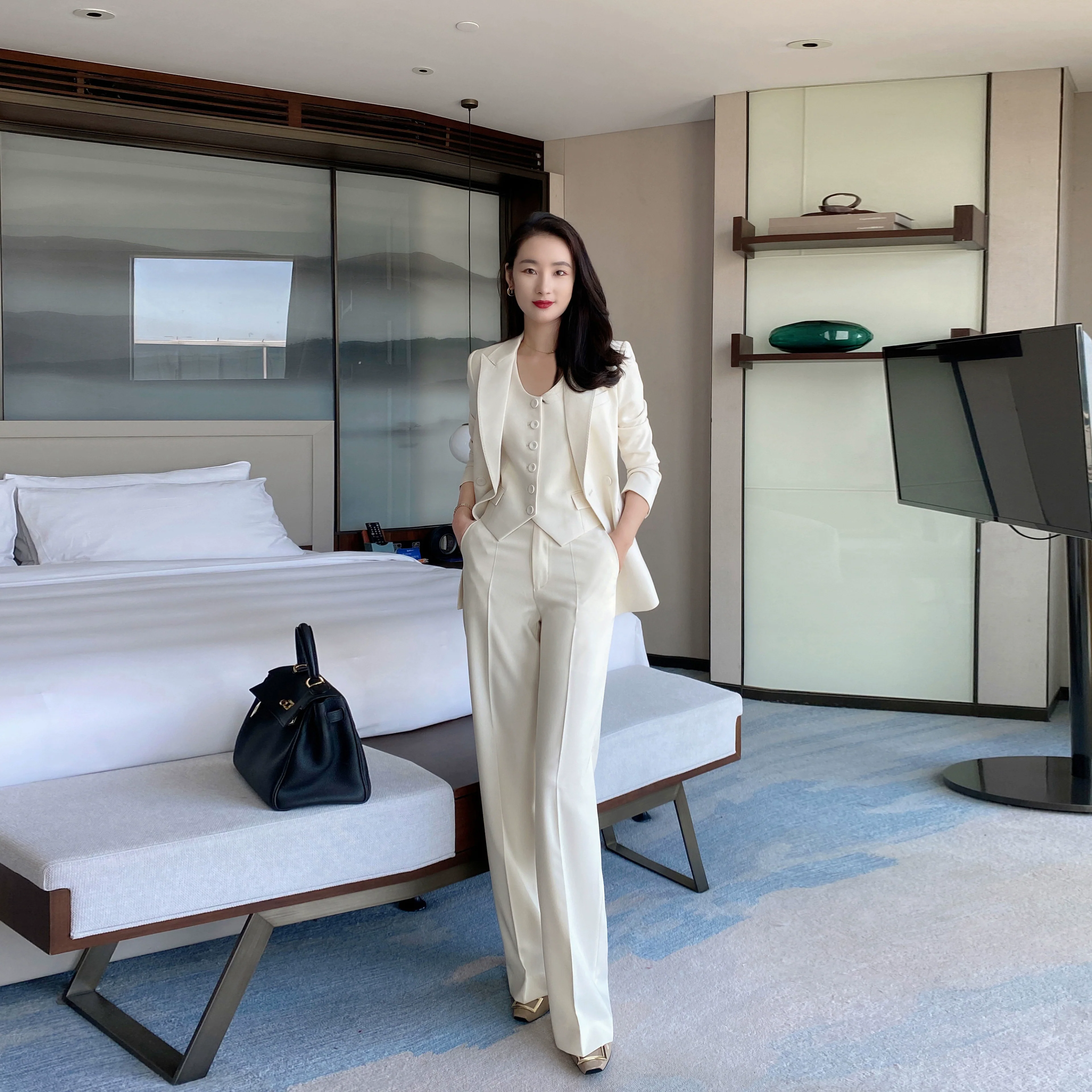 Elegant Off-White Slim-Fit 3-Piece Women's Suit Set for Professionals - Image 5