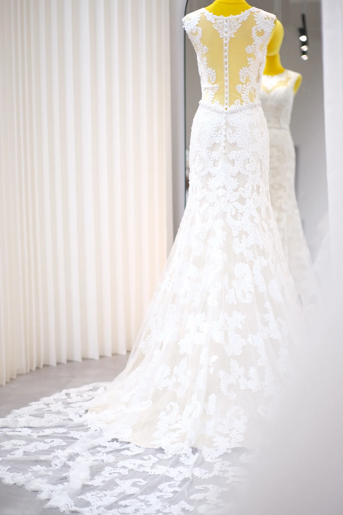 BG-WED-AME-10038 WEDDING GOWN LUX FABRIC FULL APLIQUE LACE WITH BEADED SIZE M BUST 84-86 WAIST 68-70 - Image 5