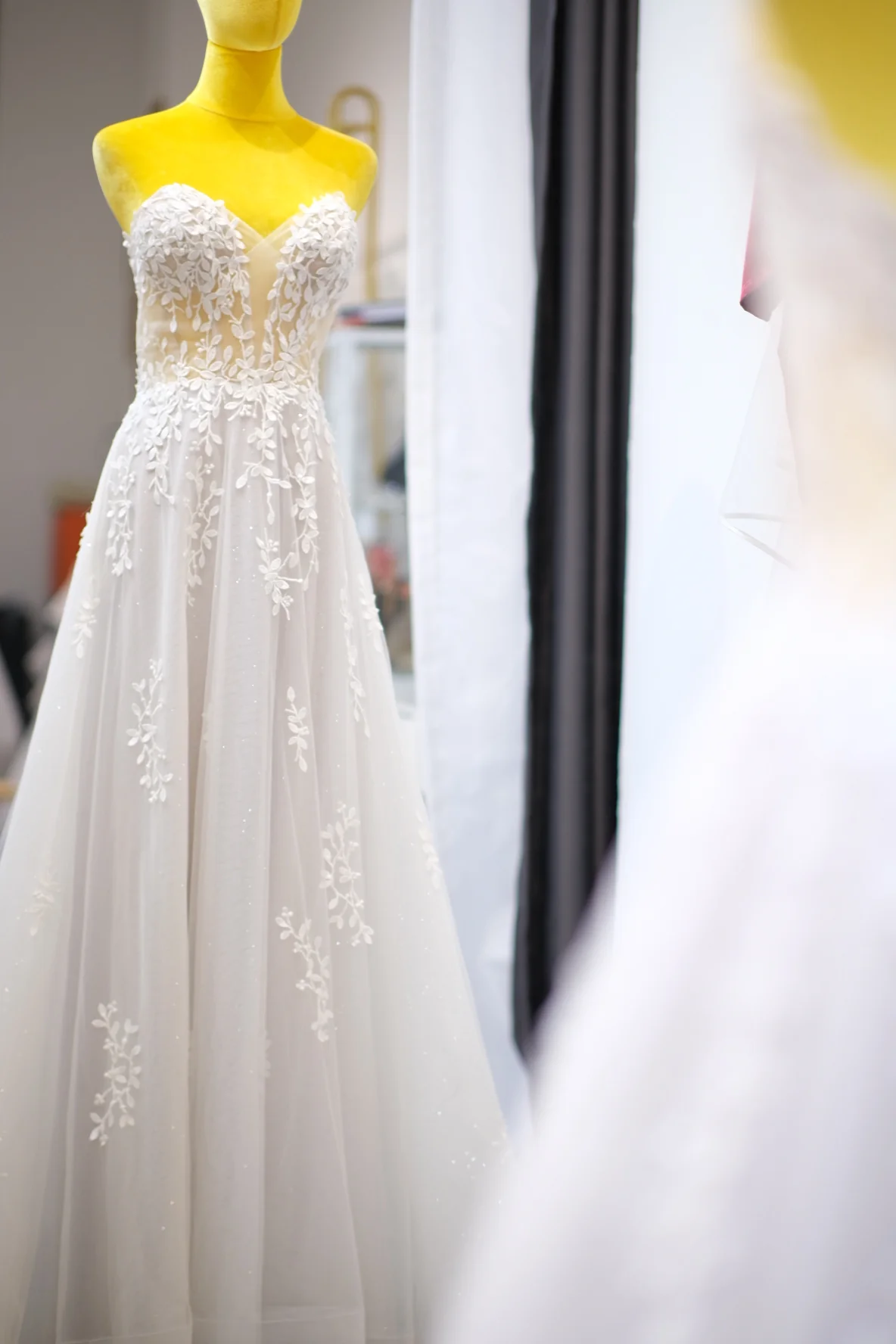 BG-WED-AME-10035 WEDDING GOWN LUX FABRIC, FULL FABRIC LACE SIZE S BUST 80-84 WAIST 66-68 HIPS 96 - Image 4