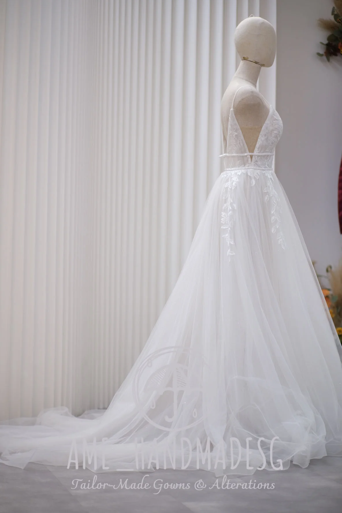 BG-WED-AME-10026 WEDDING GOWN PREMIUM FABRIC HALF LACE WITH BEADED SIZE S BUST 80-84 WAIST 64-66 - Image 3