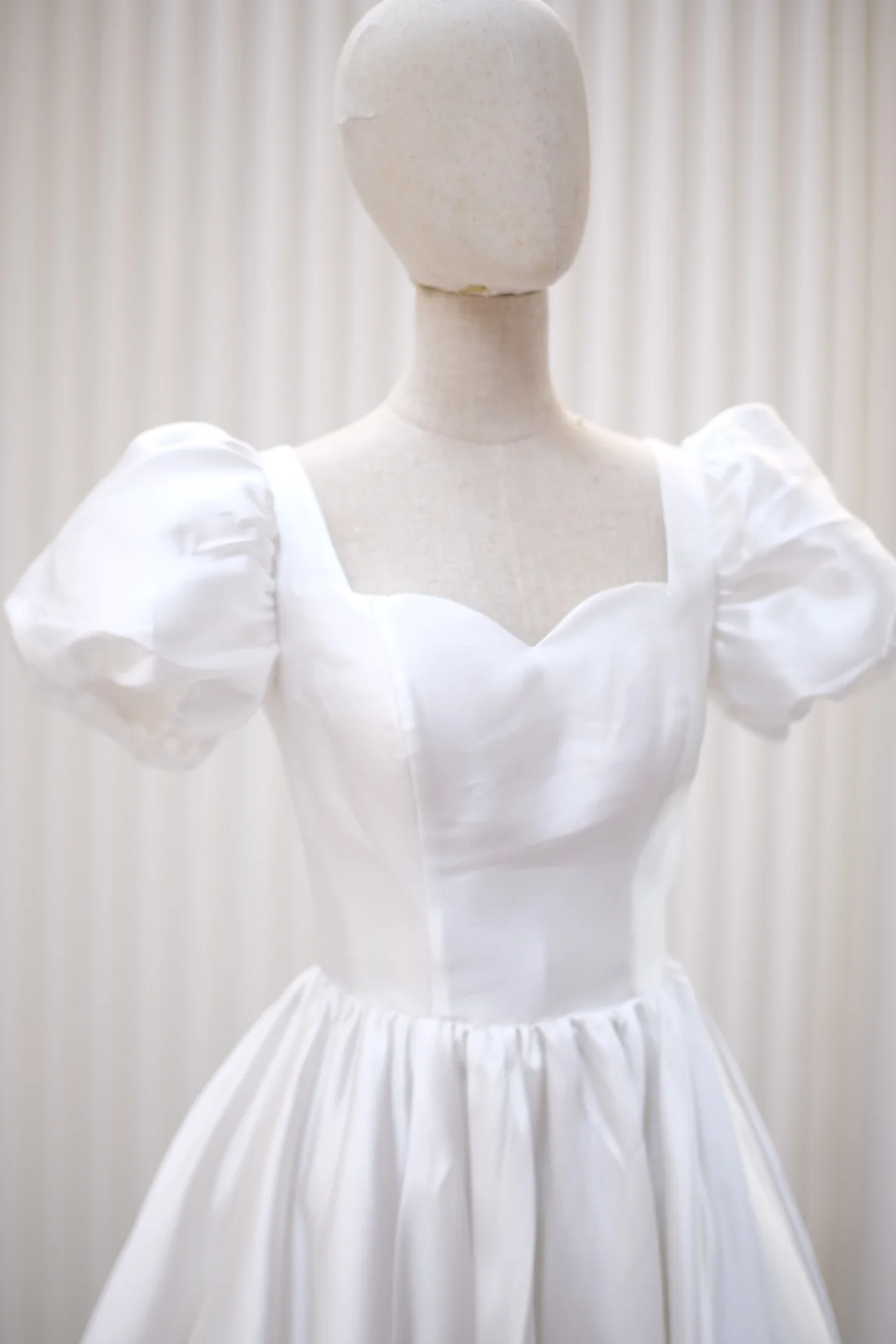 BG-WED-AME-10030 WEDDING GOWN LUX FABRIC PLAIN WITH PLATED SIZE S BUST 80-84 WAIST 66-68 HIPS 96 - Image 4